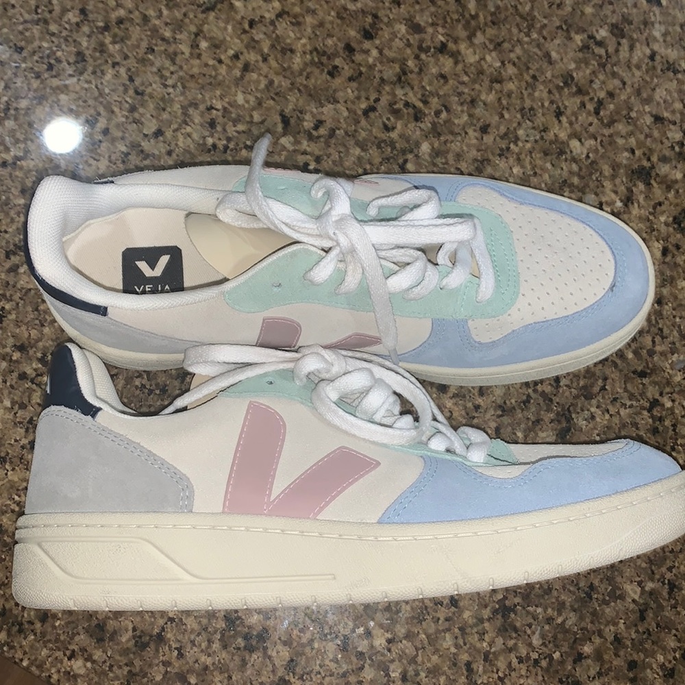 BRAND NEW Veja Sneakers